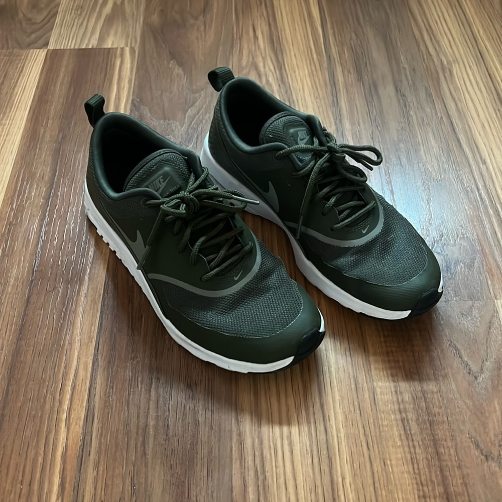 GREEN NIKE SNEAKERS